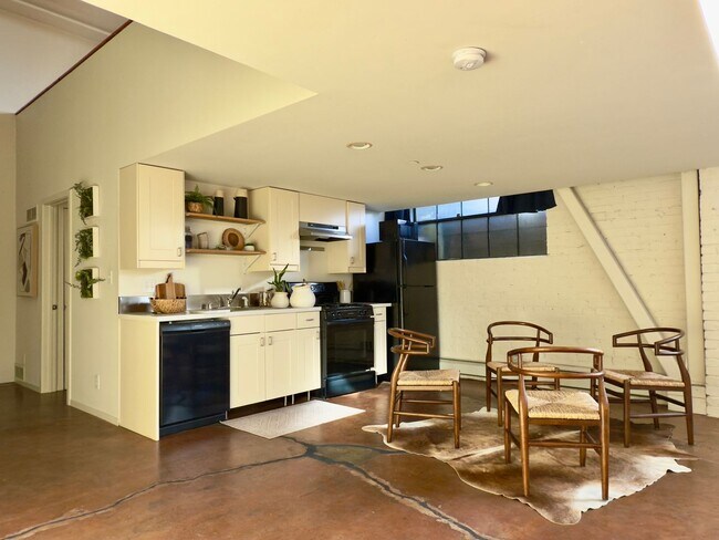 Building Photo - Lake Merrit’s Desirable East Lake Loft! Sp...