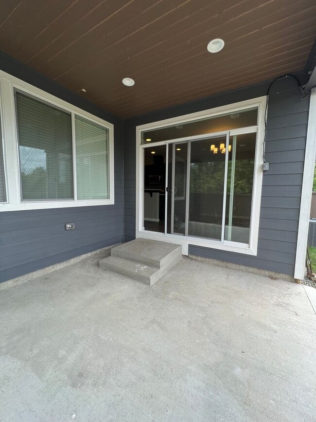 Building Photo - Quiet Luxury in a Forested Cul de Sac with...