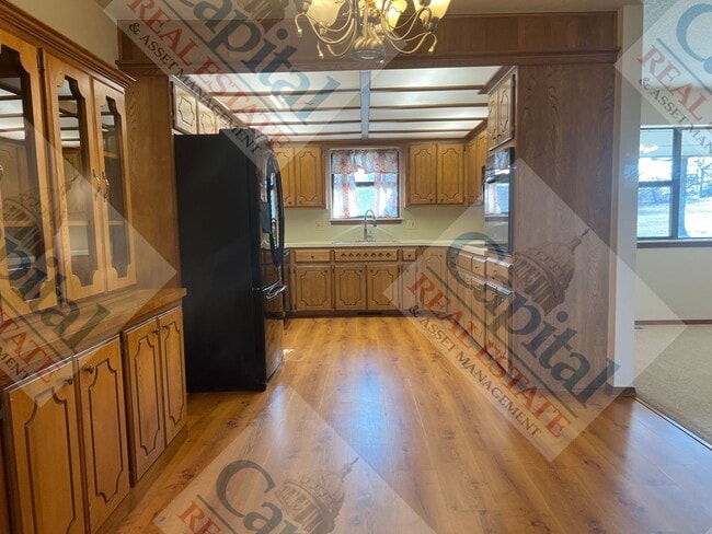 Building Photo - Country Beauty