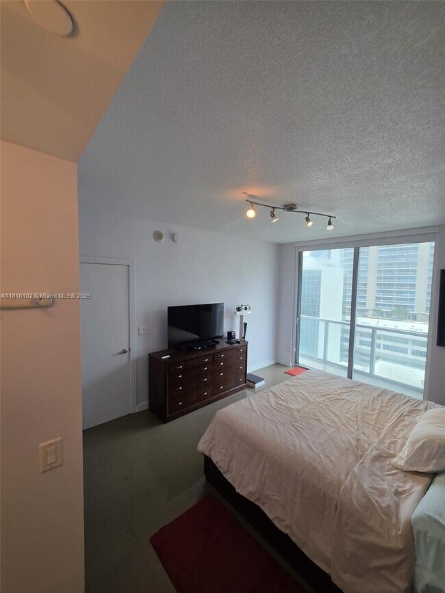 Building Photo - 1060 Brickell Ave