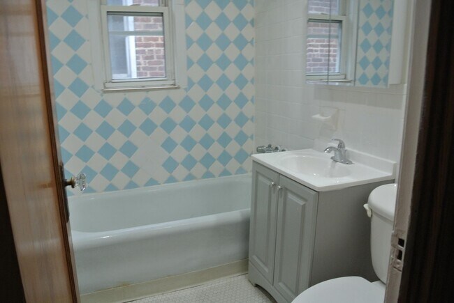 Building Photo - 706 87th St