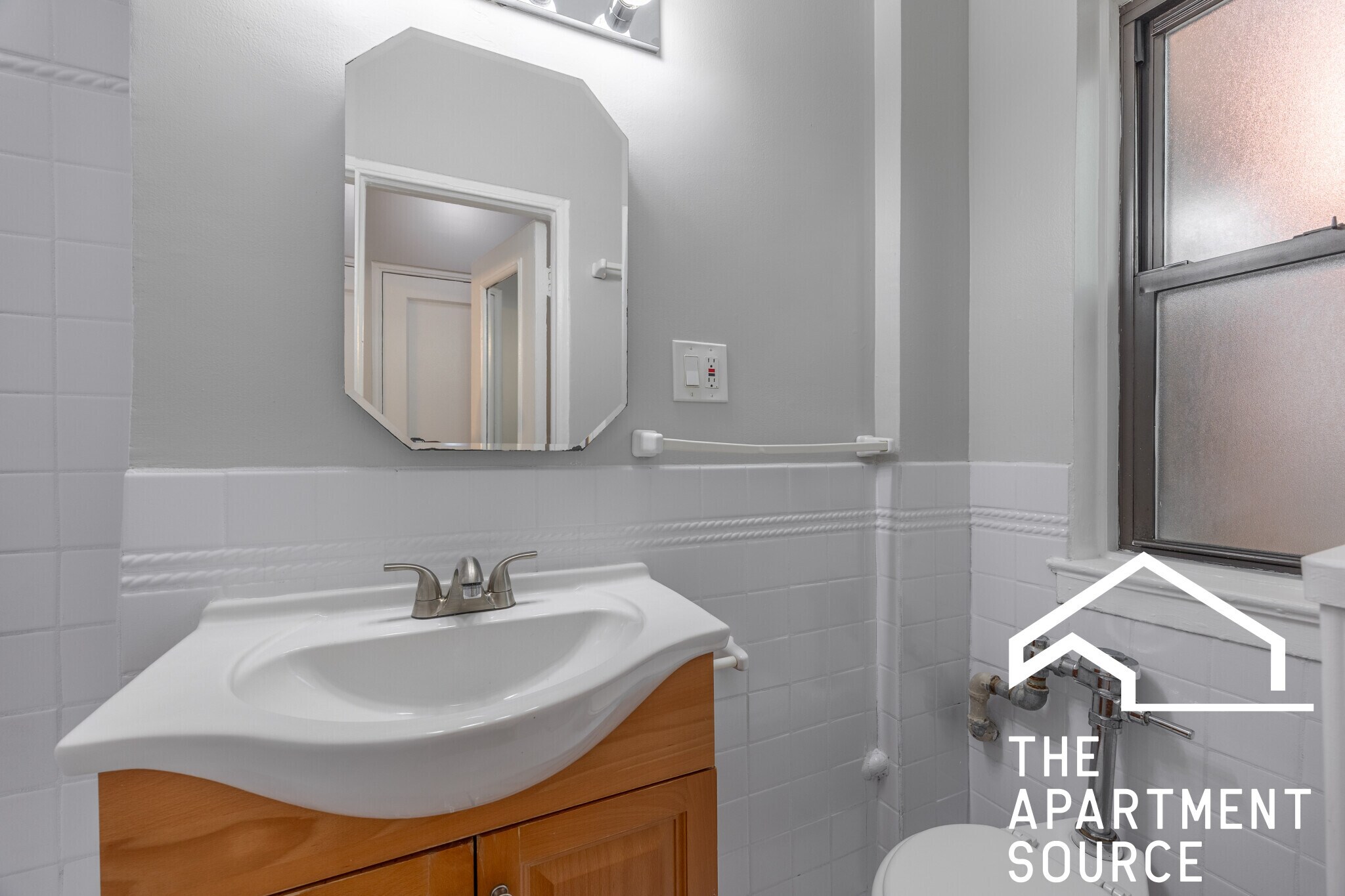 Building Photo - 1140 N La Salle Dr