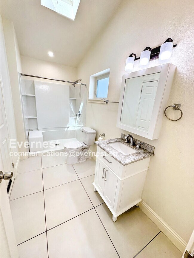 Building Photo - 1408 Sieta Ct