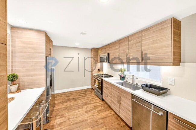 Building Photo - 10 27th Ave