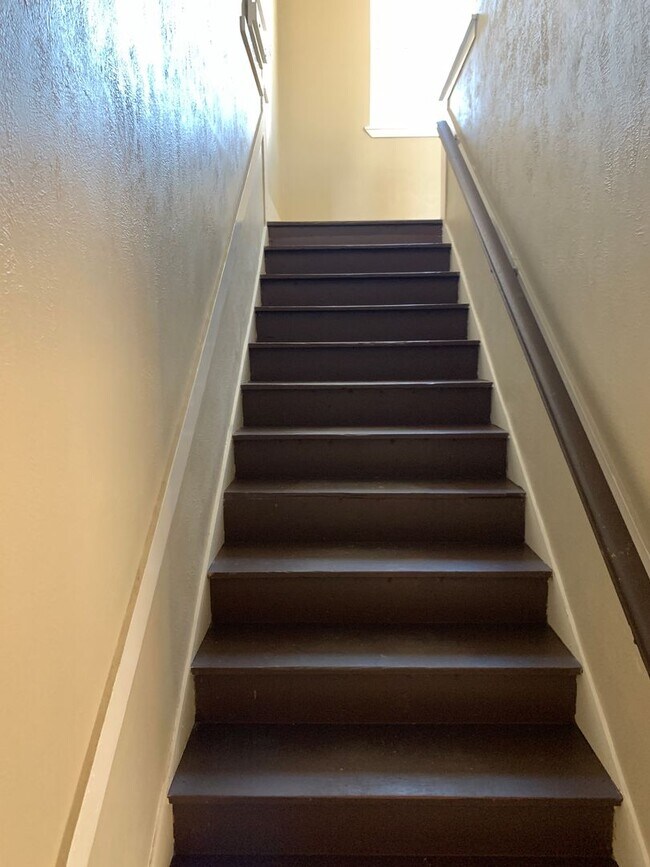 Building Photo - Charming Uptown Duplex in the Heart of Dow...