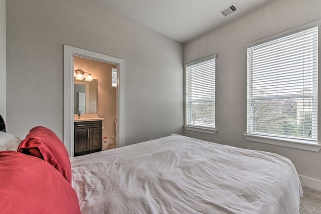 Building Photo - 2107 Stuart St