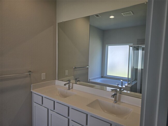 Building Photo - 333 Spruce Oak Ln