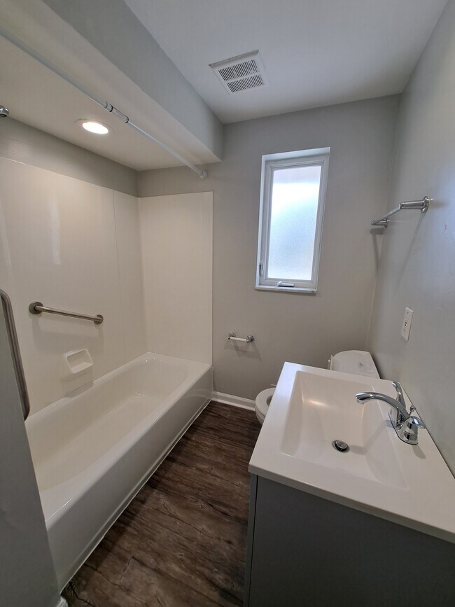 Building Photo - 517 Brinwood Ave