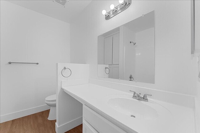 Building Photo - 719 N Eucalyptus Ave