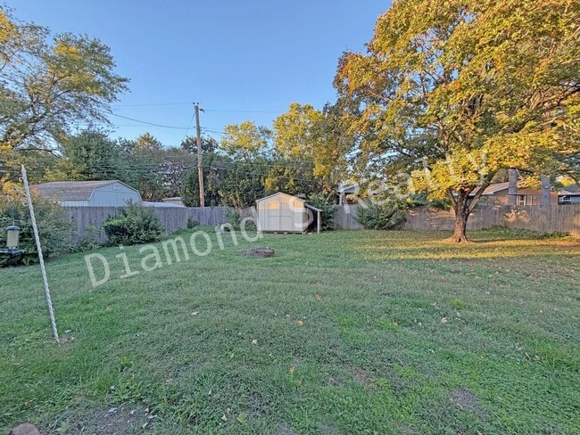 Building Photo - Southeast Springfield 3 Bedroom Home Avail...