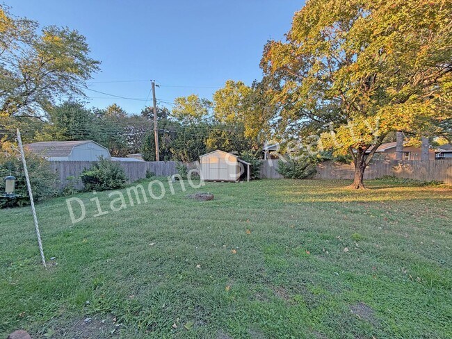 Building Photo - Southeast Springfield 3 Bedroom Home Available!