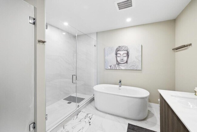 Building Photo - Season Rent at Hyde Beach 2/2