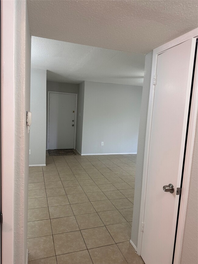 Building Photo - 5665 Birchmont Dr