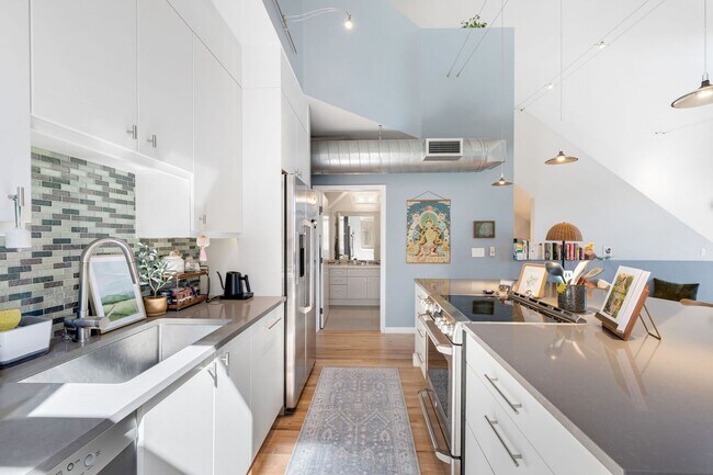 Building Photo - 2BD, 2BA Corner Unit Condo in Lowry