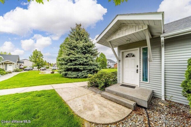 Building Photo - Beautiful Updated 3 Bedroom Condo with A/C, Garage & Fireplace in Forsythia Place!