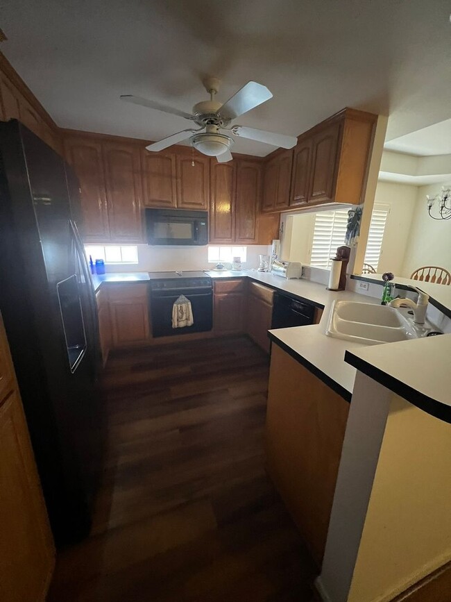 Building Photo - FULLY FURISHED MID TERM LEASE