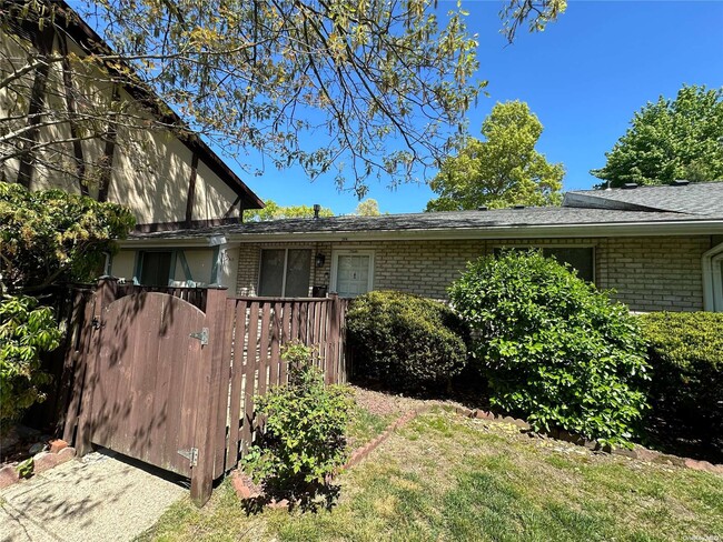 Primary Photo - 264 Sagamore Hills Dr