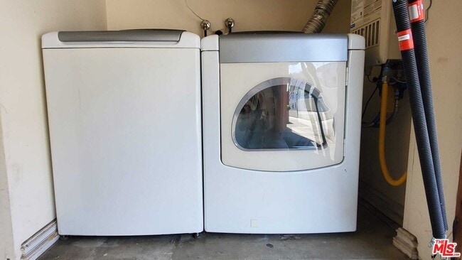 Building Photo - 7320 Balboa Blvd