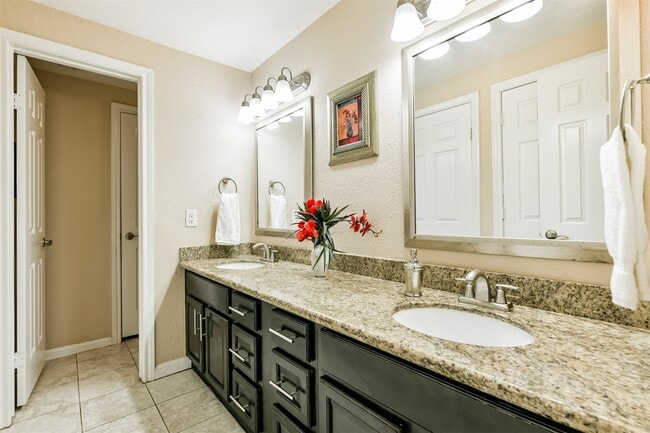 Building Photo - 2255 Braeswood Park Dr
