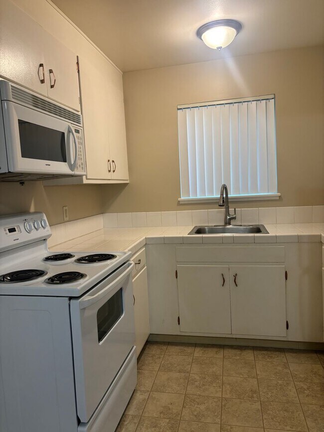 Building Photo - NICE QUAINT APARTMENT IN COLFAX!!