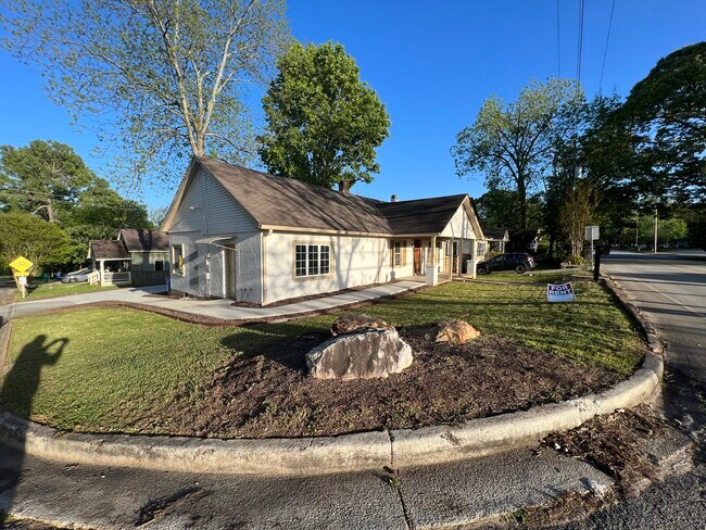 Primary Photo - 327 N Clarendon Ave