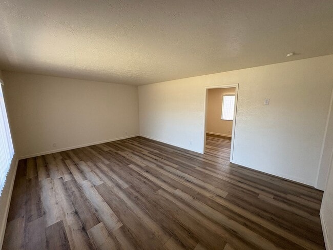 Building Photo - Updated Interior home in Dinuba near Shopp...
