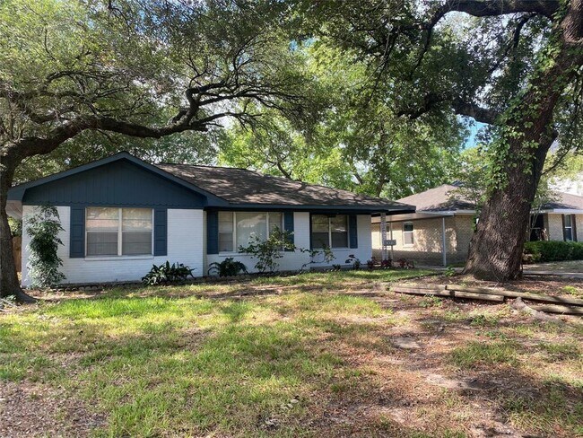 Building Photo - 1831 De Milo Dr