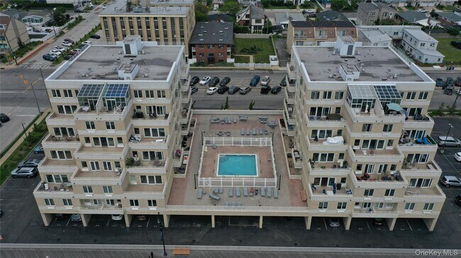 Building Photo - 450 W Broadway