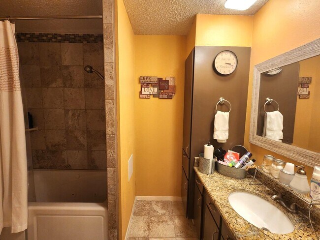 Building Photo - 100 Royal Way Dr