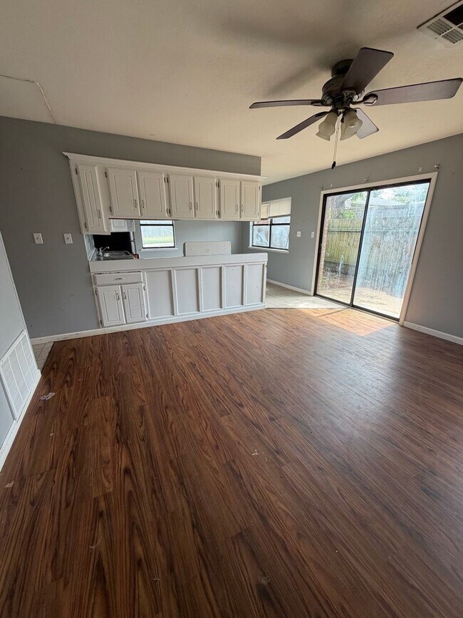 Building Photo - 2511 Oakhurst Dr