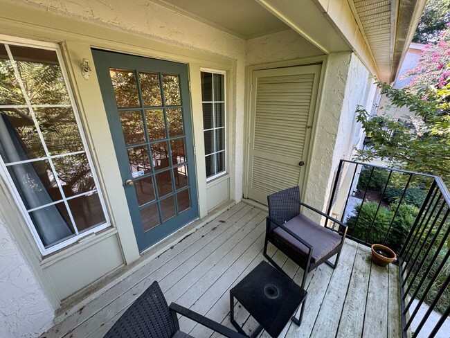 Building Photo - Charming 1 Bed 1 Bath + Den & Balcony In Cardinal Forest - Water Included!