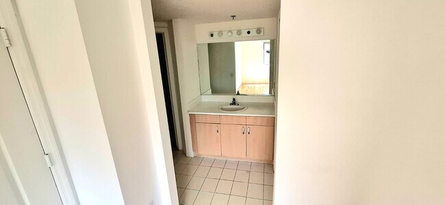 Building Photo - 9340 Fontainebleau Blvd