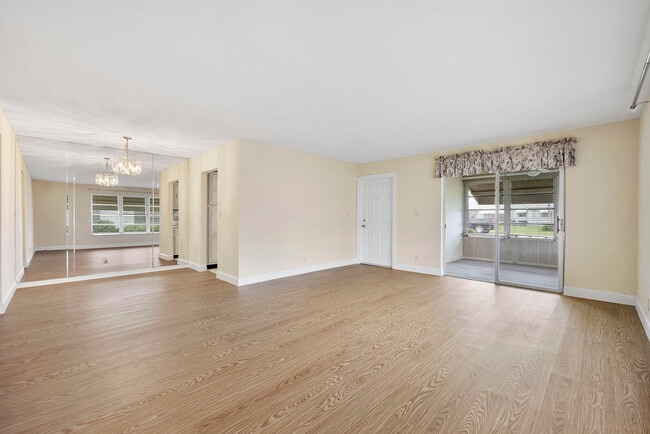Building Photo - 212 W High Point Terrace