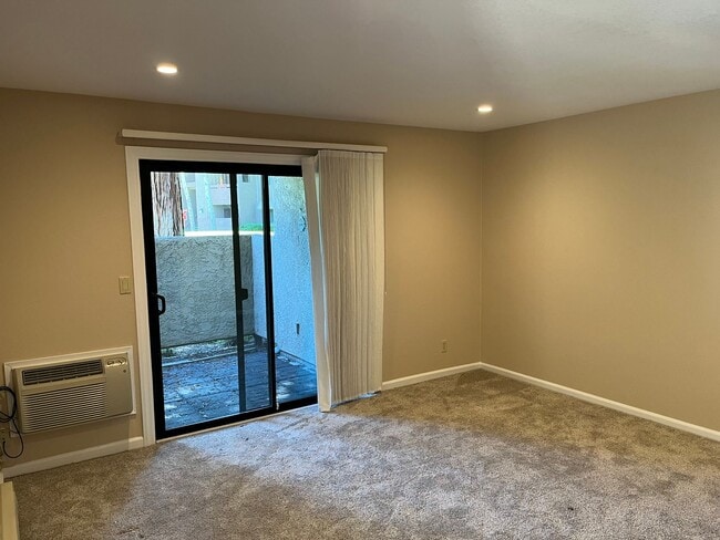 Building Photo - 2 Bedroom Condo in Quiet, Gated Community