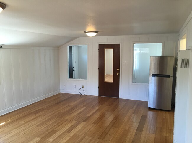 Building Photo - 415 Cedar St