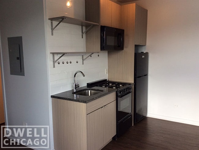 Building Photo - 1305 W Wilson Ave