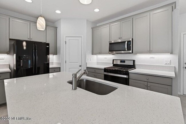 Building Photo - 260 Brandon Lks Dr