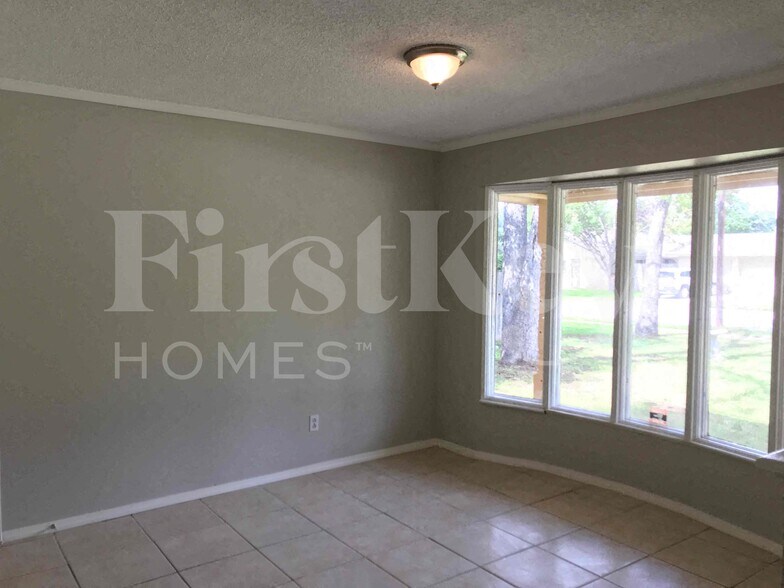 Building Photo - 2710 Peachtree Ln