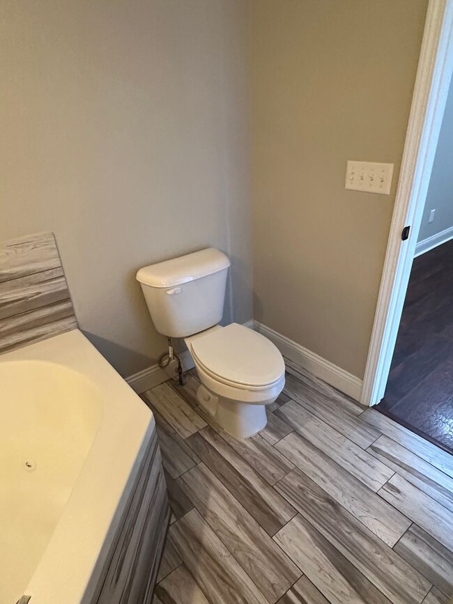 Building Photo - 4 Bedroom 3 Bath 2 Stall Garage in Waynesv...