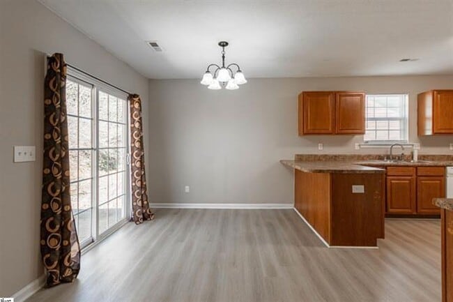 Building Photo - 3 Bed, 2 Bath Home Available in Spartanburg