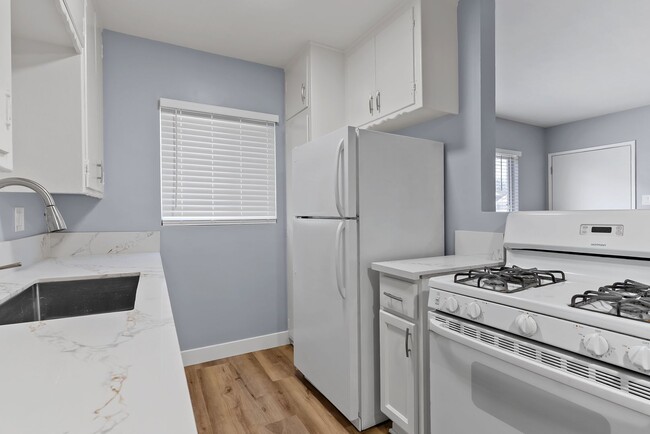 Interior Photo - 621 Cerritos Avenue