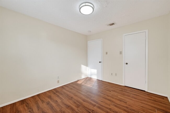 Building Photo - 15811 Pfeiffer Dr