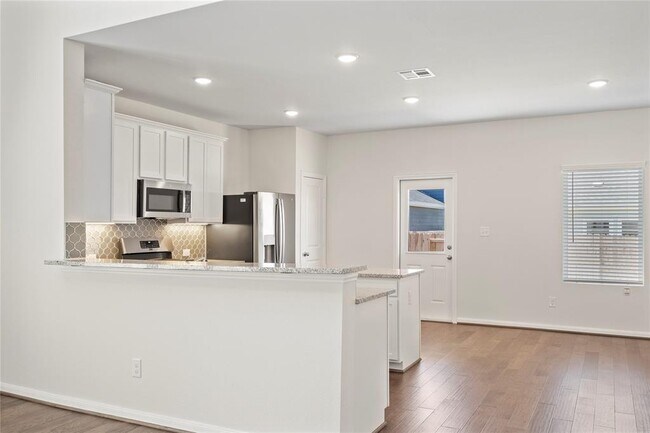 Building Photo - 104 Greenthread Dr