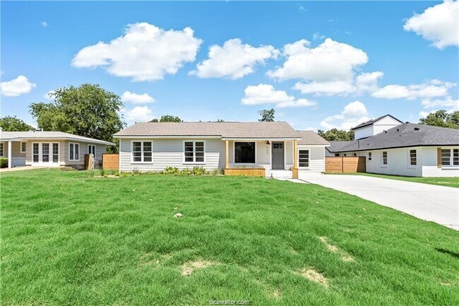 Building Photo - 722 Mary Lake Dr