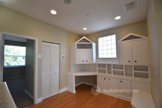 Building Photo - 4891 SW 35th Terrace