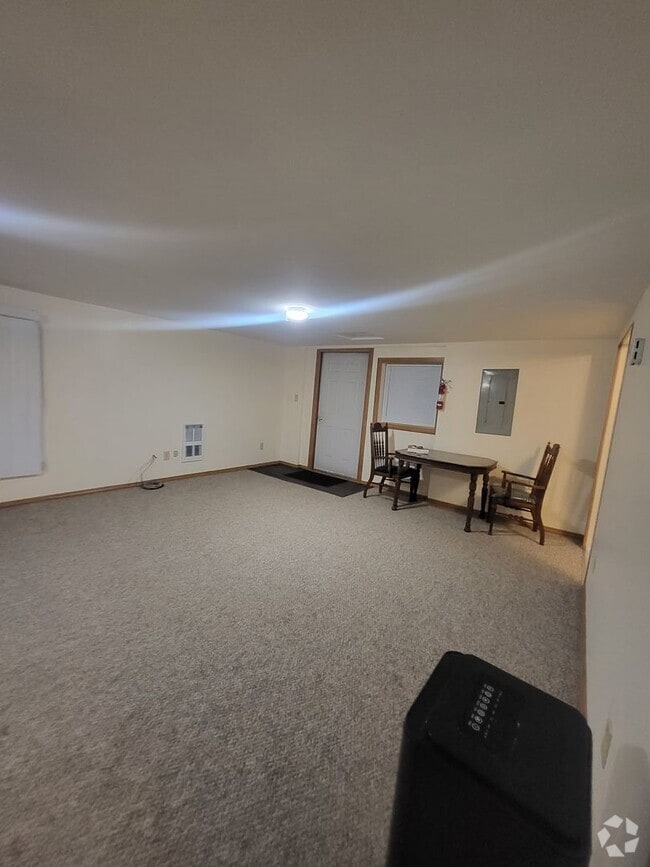 Building Photo - Clean, Well maintained ADU studio in town