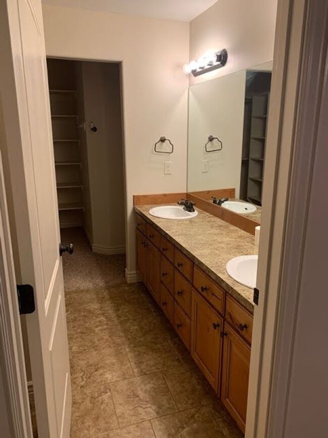 Building Photo - 3 Bed 2.5 Bath ROCK CREEK TOWNHOME in Rexb...