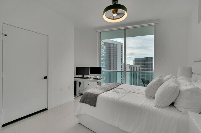 Building Photo - 900 Biscayne Blvd