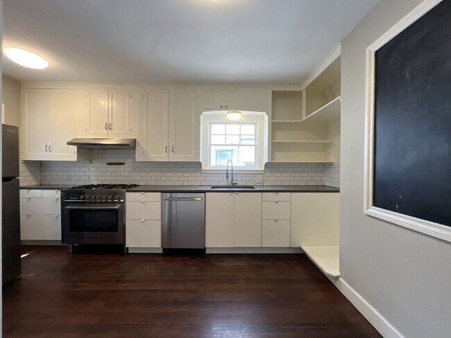 Building Photo - Stunning Rose City Park 5BD 2BA Home with Gas Fireplace Updated Finishes, Air Conditioning & Laun...