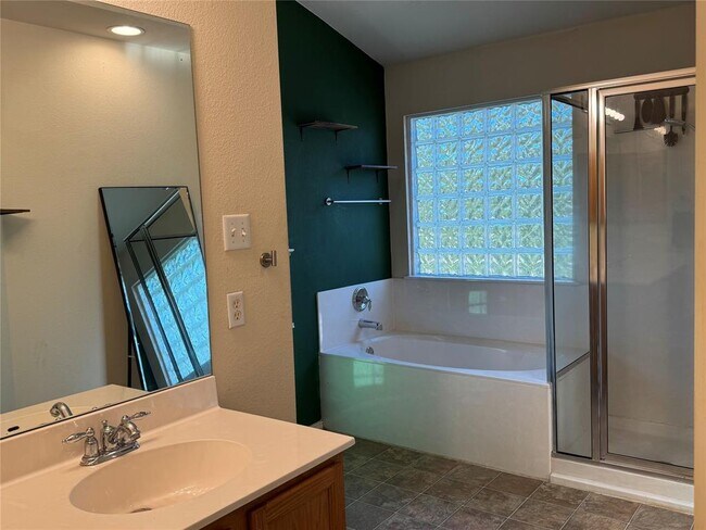 Building Photo - 2308 Sweet Clover Dr